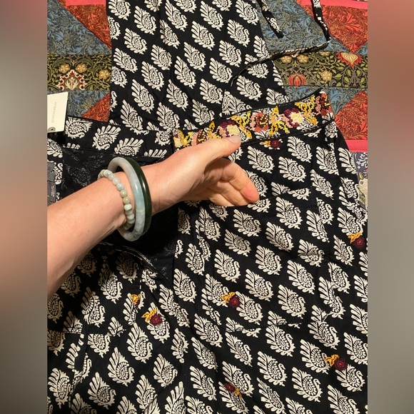 NWT ANTHRO Black Floral Embroidered Wide Leg Apron Jumpsuit Overalls Size 10 - Picture 16 of 16